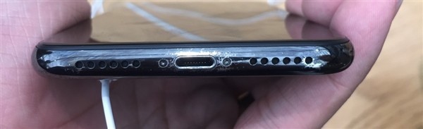 iPhoneX再现“掉漆门”：深空灰用户集体中枪(1)