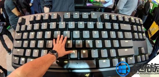CES 2018惊现巨大雷蛇机械键盘