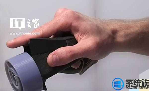 微软展示新奇VR设备：左轮手枪型体感遥控器