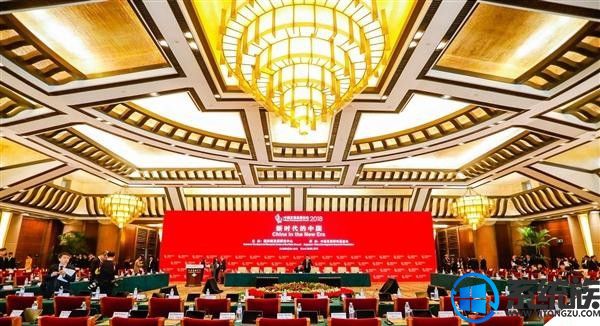 库克参加中国发展高层论坛2018年会，被迫使用Windows电脑